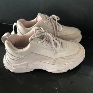 Chunky sneakers - Säljer dessa supersnygga chunky sneakers. Dom är från Nelly.com och är ljusrosa i färgen. Ena flärpen på en sko är sönder se andra bilden. Annars är dom i ett bra skick 
