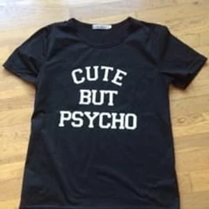 Cute but psycho tshirt - Svart tshirt med tryck i storlek S. Köpt i köp/sälj grupp men passade inte. Frakt: 42 kr.
