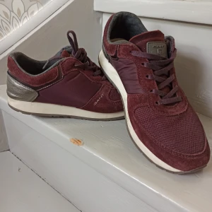 Vinröda sneakers från GANT strl 39 - Sparsamt använda sneakers i vinrött.