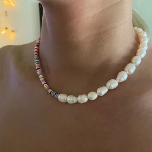 Pärlhalsband - Pärlhalsband med sötvattenspärlor och färgglada plastringar och förlängningkedja i guld. Så fint till sommaren⚡️⚡️ 180kr + 11kr frakt! För mer smycken checka in min insta @bonanza.jewels !