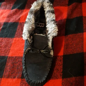 Ruby brown mockasiner/tofflor - Galet mysiga och sköna mockasiner/tofflor för frusna fötter i storlek 39. Syntetiskt läder förutom läderbandet. Fått som present men använder aldrig. Plus fraktkostnad.