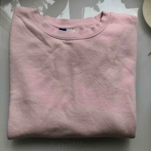 Sweatshirt  - Sweater från H&M i fint skick✨ Storlek S, 50kr har ett sträck från en blyertspenna som syns på andra bilden. Har inte försökt att få bort det vilket inte borde vara ett problem! Möts upp i Falun eller fraktas för 63kr 🦋