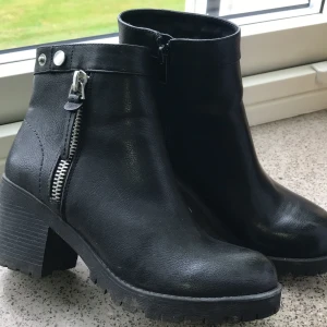 Boots - Ett par höga boots från Dinsko som inte kommer till någon användning. Använda några gånger men ff i ett bra skick! Frakt ingår :)