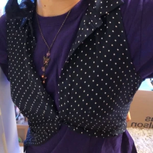 Linne blus  - Jätte snyggt och söt linne/blus💙 går att ha på många sätt!! Inte säker på att jag säljer men vill ha en intressekoll💓!! Men fråga på, priset kan diskuteras 