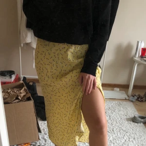 Midi kjol  - Superfin kjol som är köpt i Australien. Har en slits på  sidorna. I nyskick 