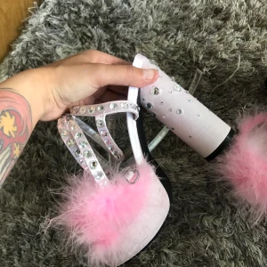 Världens finaste skor  - Mina favoritskor söker nytt hem då de är för små. De har stått på en hylla och är oanvända men testade! det kommer med en påse med extra diamanter. Köpare står för frakt eller möts i Solna 