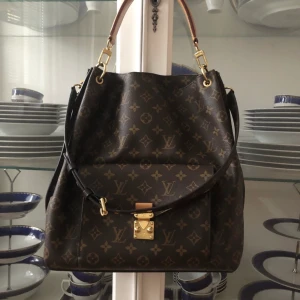 Äkta louis vuitton väska  - Jätte fint väska som inte tillverkas längre. Den är väldigt sparsam använd. Kvitto, dustbag och kartong medföljer.