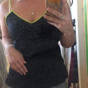 Linne - Ett fräsigt linne med ljusgröna kanter och djuourringning både fram och bak. Köparen står för frakten.