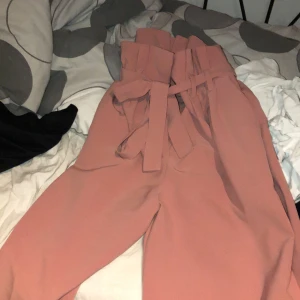 Rosa kostymbyxor från BikBok - Ett Ett par rosa kostymbyxor från Bikbok, knappt använda och nästan nyskick.