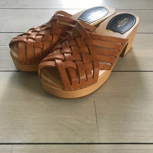 Swedish Hasbeens träskor  - Jättefina flätade träskor som tyvärr är för stora för mig, använda endast 1 eller 2 gånger så mycket fint skick 