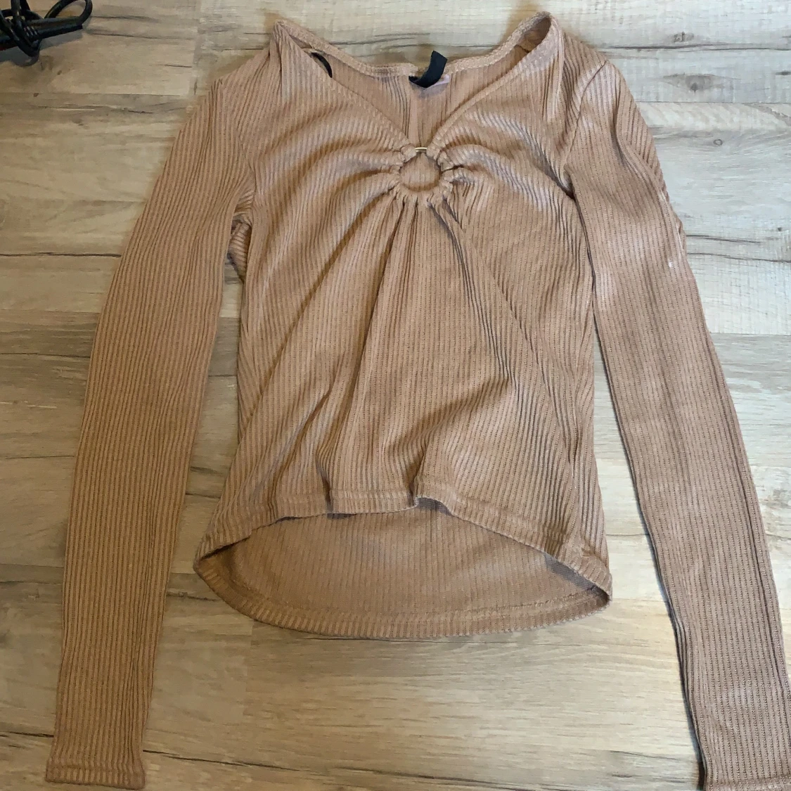 Urringad beige tröja.