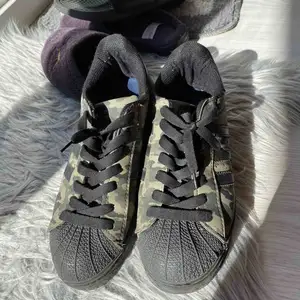 Adidas superstar skor i militär print. AAA-kopia som köptes i TURKIET för flera år sedan. Använts max 5 gånger och har ingen hål, fläck ellr något.