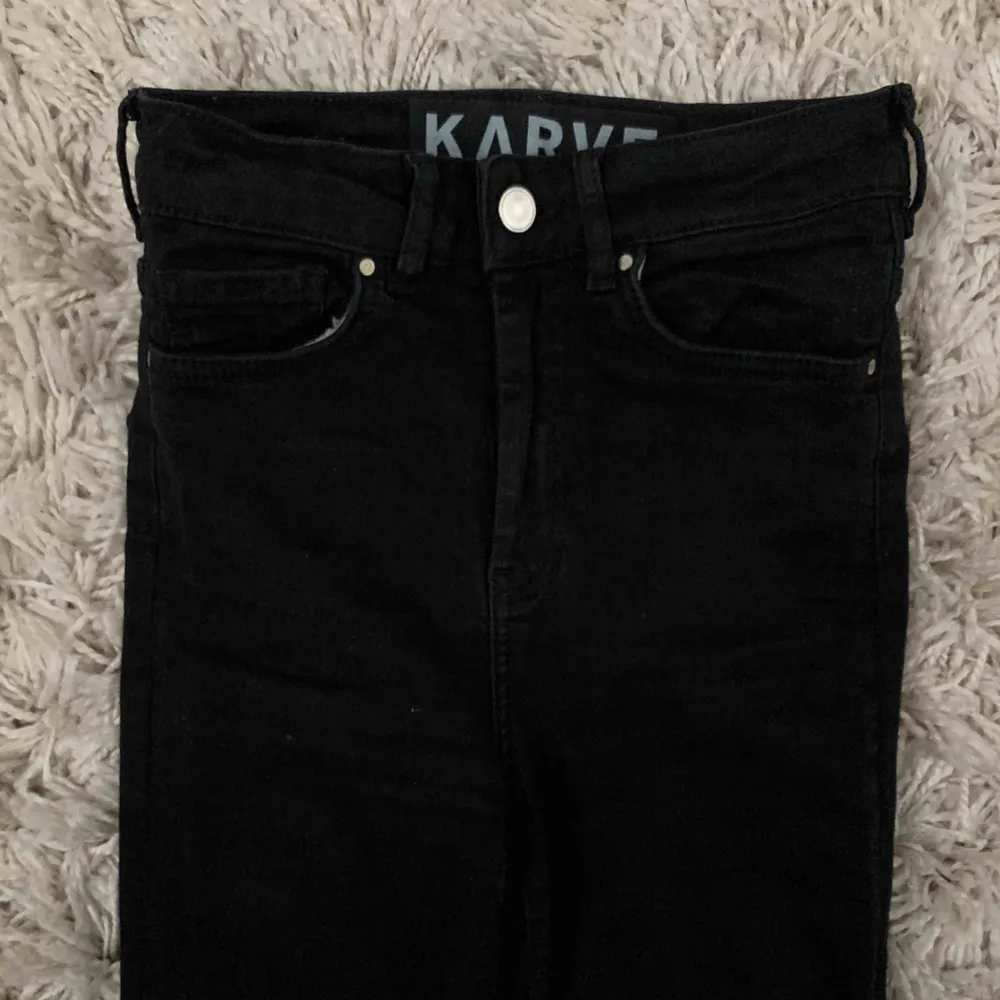 Väldigt sköna svarta bootcut jeans från Karve, köpta på carlings. Frakt tillkommer!. Jeans & Byxor.