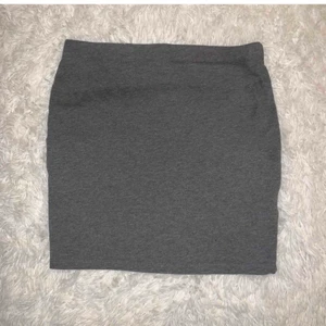  Kjol  - En fin tight kjol från HM som jag endast har använt en gång så den är gott som ny. FRI FRAKT