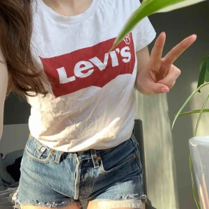  - klassisk tisha från levi’s! säljer då den inte kommer till användning längre. säljer även shortsen i separat annons. i priset ingår spårbar frakt🌸