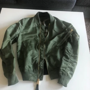 Alpha Industries ( vändbar) - XS vändbar Alpha Industries jacka. Köpt för 1 år sen. Använd max 6-7 gånger. Ny pris 1500 kr. Säljer den åt min dotter.