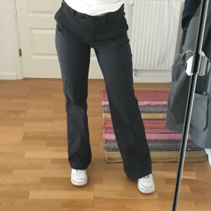 Mörkgråa kostymbyxor - Köpt på humana. Använda fåtal gånger. Fint skick. Jag är 161 cm. Möts upp i Stockholm. 