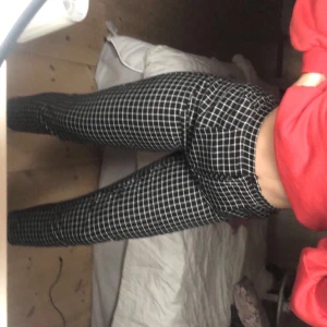 rutiga kostymbyxor  - Super snygga och sköna kostymbyxor från monki. Använda 2-3 gånger. Passar nog oxå en storlek S. Resår i midjan.