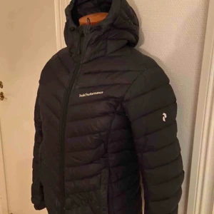 Peak performance jacka  - Peak performance jacka. Passar både kille och tjej då man kan spänna in vid sidan. Den är lite söndrig därför säljer jag billig 