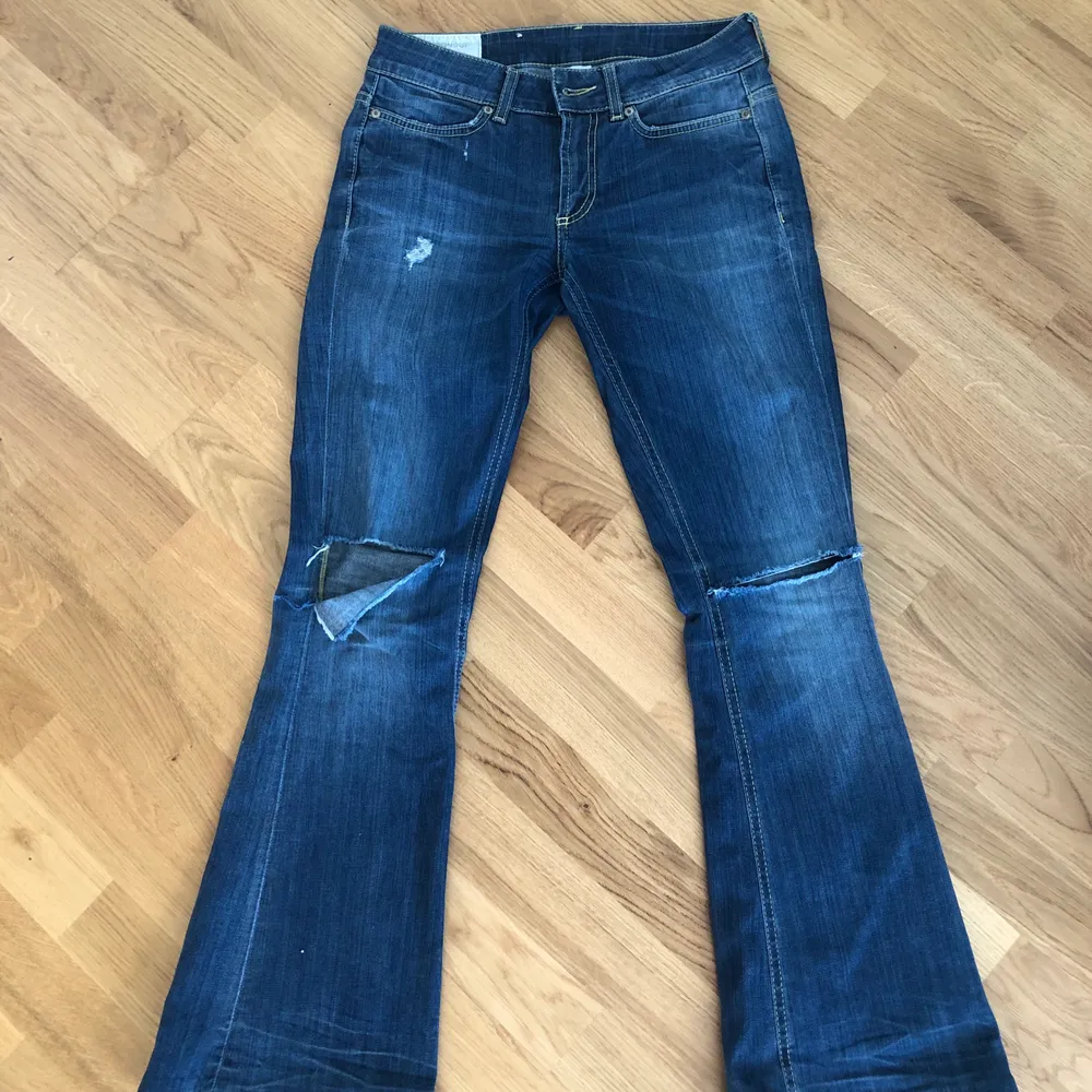 Så snygga bootcut jeans med hål på båda knäna. Väl använda men inget så syns särkilt mycket. W 25. Passar mig som är 162. Köpta på rea för 600kr. Köparen står för frakten (63 kr) . Jeans & Byxor.