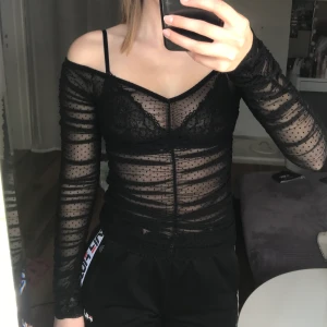 Off shoulder-topp storlek xs - Prickig/mesh off shoulder-topp från NAKD, aldrig använd och lappen kvar. 