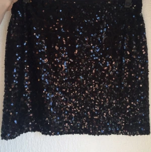  - pennkjol i paljett i lite större storlek S! Jättefestlig! 