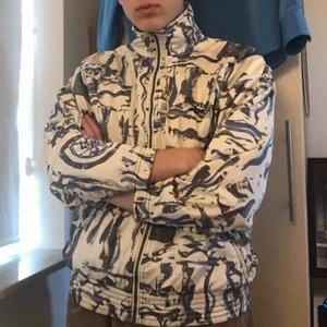  - Helt sjukt cool vintage Reebok windbreaker jacka. Hade gärna haft den men tycker att den är lite kort i ärmarna på mig så säljer den därför. Skitbra till våren/sommaren!