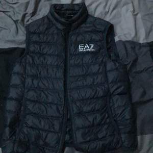 Selling my EA7 Emporio Armani vest because I stopped using it and I want to try to make some money back on a good bargain! | Retail 1600kr | Some small holes just below the left pocket but that aren’t visible and no fluff gets out!
