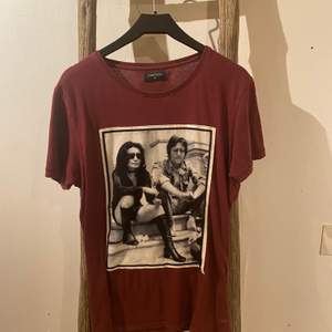 Säljer min Limitato t-shirt med tryck på John Lennon och Yoko Ono. Den sitter mer åt slimfit hållet och sitter tajt på mig som är en S/M nypris ligger på runt 1500 och de släpps bara i limiterade exemplar, därav priset.