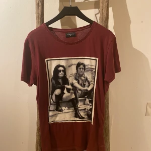 Limitato tröja - Säljer min Limitato t-shirt med tryck på John Lennon och Yoko Ono. Den sitter mer åt slimfit hållet och sitter tajt på mig som är en S/M nypris ligger på runt 1500 och de släpps bara i limiterade exemplar, därav priset.