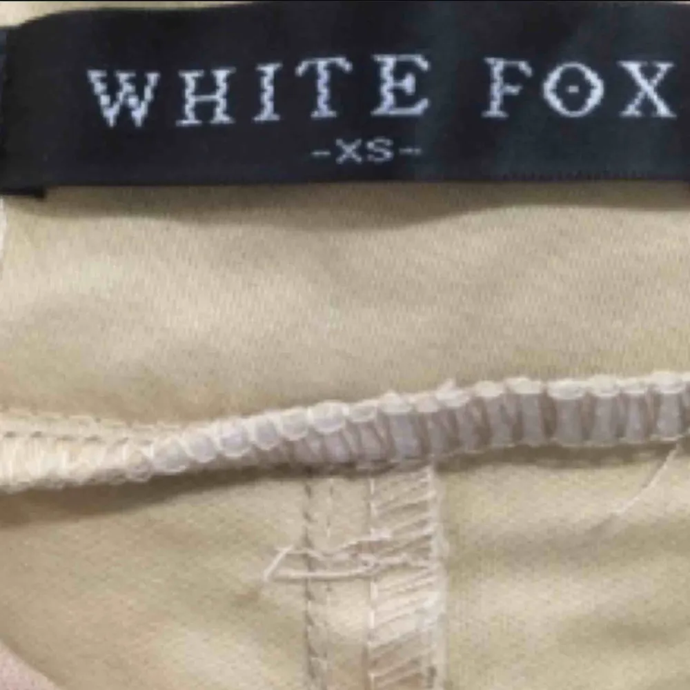 Beiga cargobyxor från white fox boutique Stl XS. Endast använda hemma så de är i princip NYA😍 köpta för ca 900 + tull. Mitt pris 400 gratis frakt   (PS din röv kommer att se grym ut!!). Jeans & Byxor.