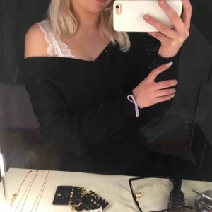  - Fin stickad tröja med v-ringning🖤🖤