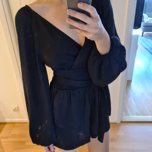 Svart kort jumpsuit  - Fin partyoutfit både med eller utan strumpbyxor. Använd få gånger. Frakt betalar köparen, kan lämnas i Malmö. 