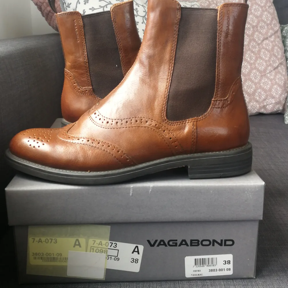 Worn only once, I got them on sale at Vagabond but not my style anymore. Very sturdy and comfortable. Leather. . Skor.