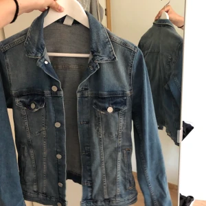 Jeansjacka  - Oanvänd jeansjacka från H&M, snygg till allt! 90kr inkl frakt 💞 