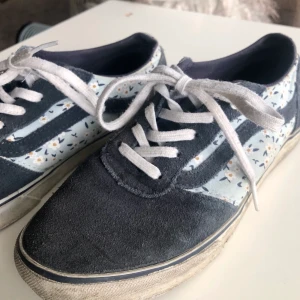 Vans - Blåa vans i mocka och blommigt tyg. Fri frakt! 