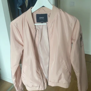 Rosa jacka  - Rosa jacka från only storlek S