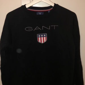 GANT sweatshirt - Herr sweatshirt från GANT storlek 170! Mycket fint skick, knappt använd. 