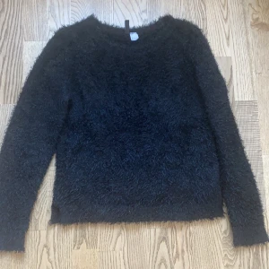 Svart tröja - Svart hårig tröja från HM