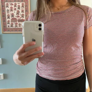 Brandy Melville t-shirt - Sååå mjuk randig t-shirt från Brandy Melville. Passar XS/S. Använd några gånger men i bra skick. Kan mötas upp i Malmö annars kostar frakten 22kr