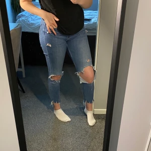 Jeans  - Högmidjade sköna jeans med hål från Hm. Använda några enstaka gånger! Kunden betalar frakten💙🧚🏻