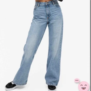  - Säljer dessa populära jeans från Monki i modellen Yoko. Måste sälja då de blivit för små! Använda, men inga synliga defekter.