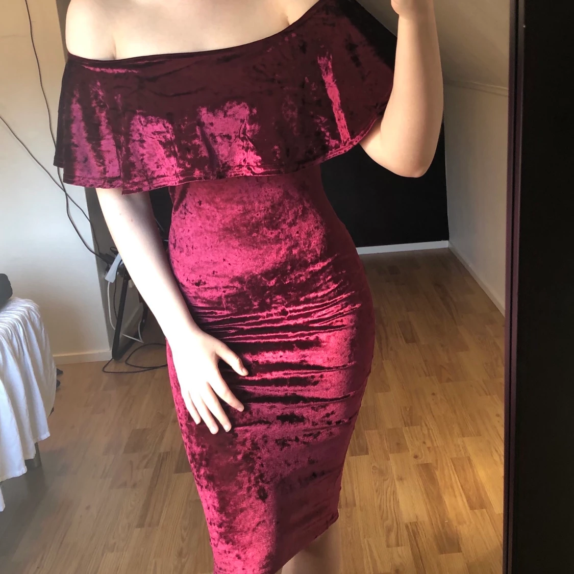 vinröd off shoulder klänning storlek S