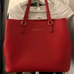 Säljer min nya och knappt använda handväska från Valentino. Unik färg med bra fack inuti. Nyskick! Pris kan diskuteras och budgivning startas om flera är intresserade. ❤️