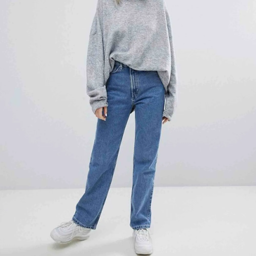 Weekday row jeans i färgen sky blue. De är i storlek 24/32 och är slutsålda på hemsidan. Köparen står för frakten 🥰🥰 . Jeans & Byxor.