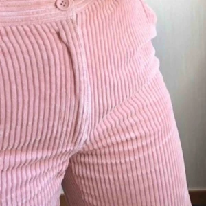  - Säljer dessa super fina rosa manchester byxor från H&M som är slutsålda. Säljer pga av att dom tyvärr inte passar mig. Färgen är lite svår att få på bild men den är precis som den första bilden!  Ordinarie pris är 500kr 