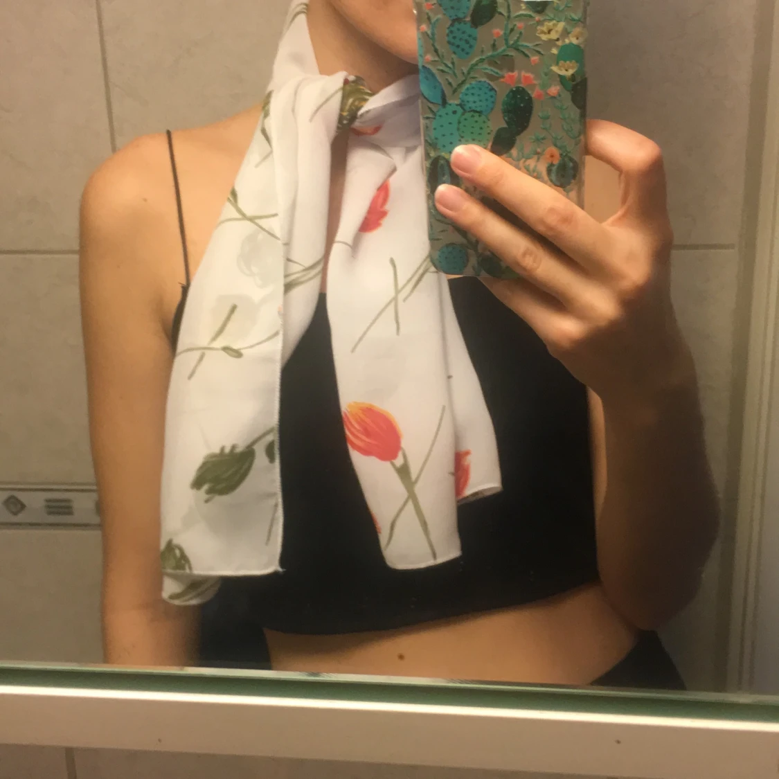 Fin vit och blommig scarf  - 90