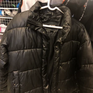 Svart dunjacka - Säljer en svart dunjacka från Monki i storlek S. Den är i bra skick och har inga skador. 