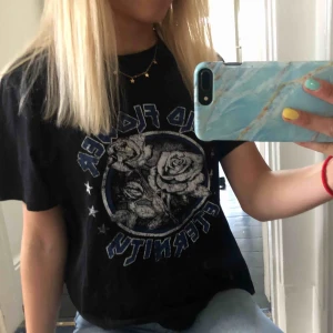  - Cool svart t-shirt med tryck💞💞 använd fåtal gånger och i mycket bra skick! 