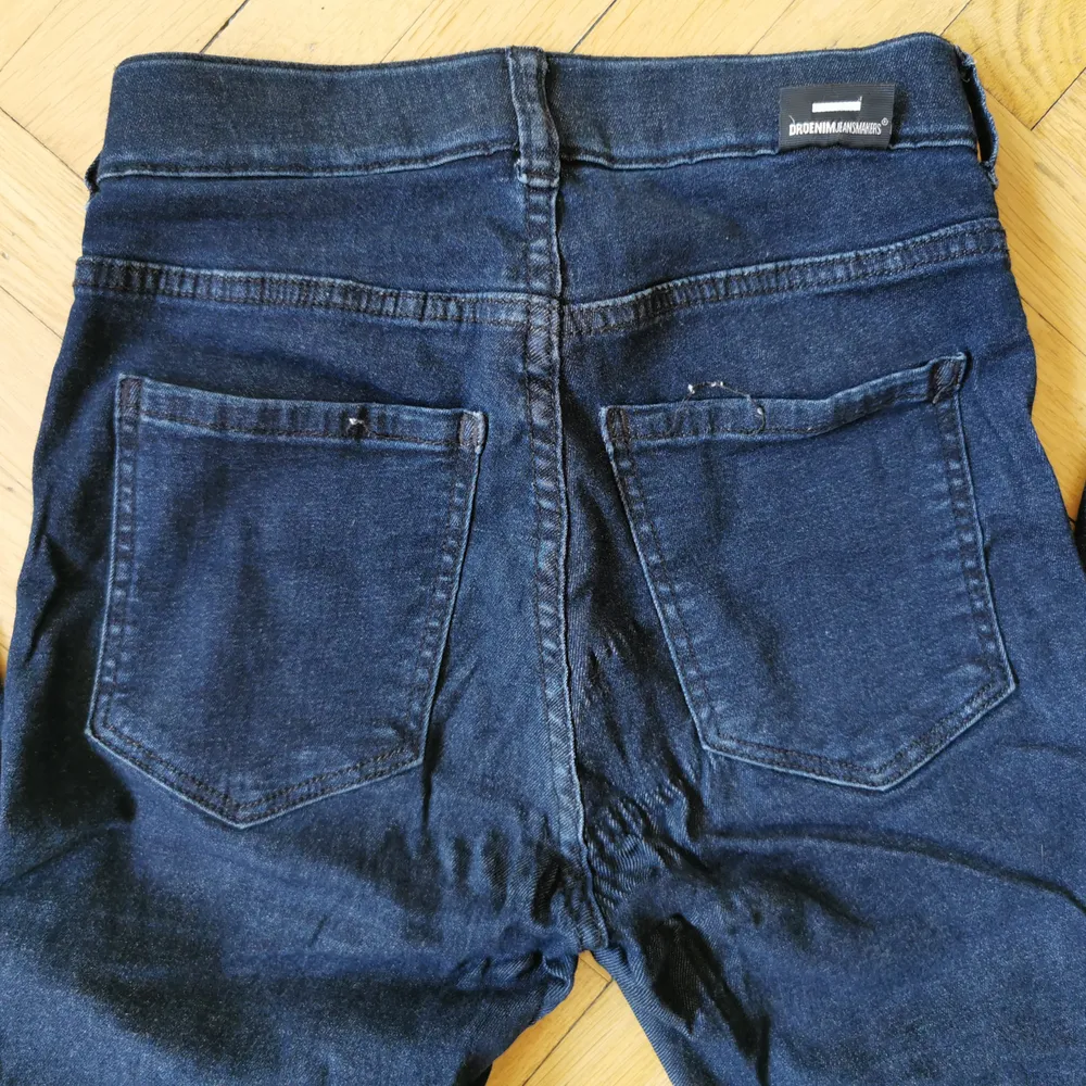 Mörkblå jeans från Dr denim i bomull, väldigt mjuka och bekväma. Sitter tight och supersnyggt. XS men passar även ganska liten Small. Något trasig söm på ena bakfickan som dock knappt syns. Fejkfickor fram.. Jeans & Byxor.